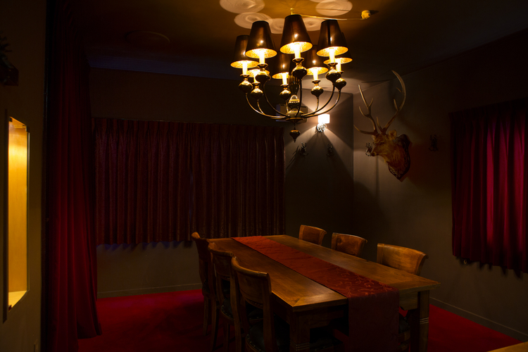 １階にカウンター、２階には鹿のハンティングトロフィーが飾られた個室もある