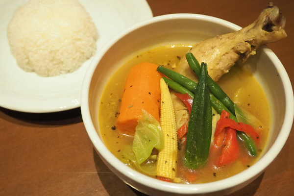 1～100ボーガまで辛さを選べる、野菜がたっぷり入った『チキンサイゴン』1,285円（税込）。0ボーガのスープは透き通っている