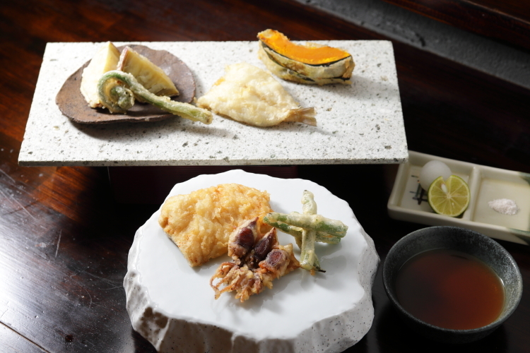 シンプルに素材を味わえる天ぷらから、創作性を加えたものも登場する。『天昌コース』より