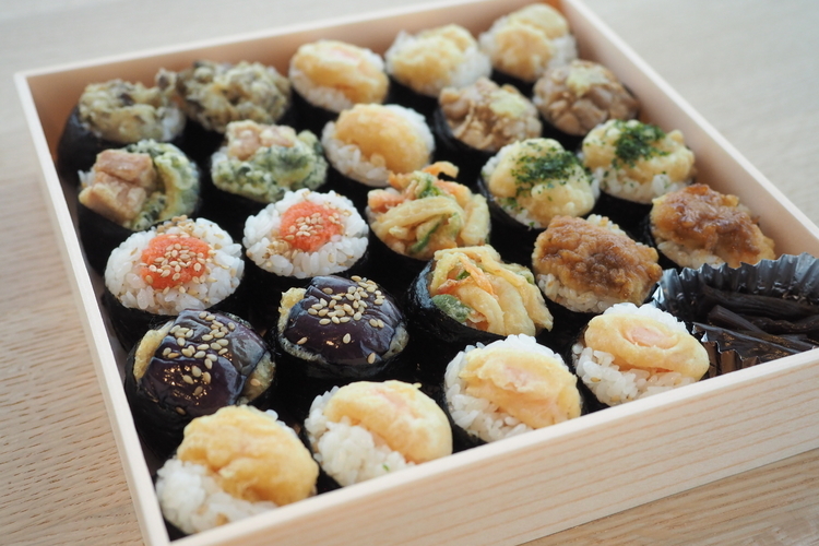 魚介や野菜などを天ぷらにした、手握りおむすび。24個入りなら蓋を開けた時の喜びも一入です