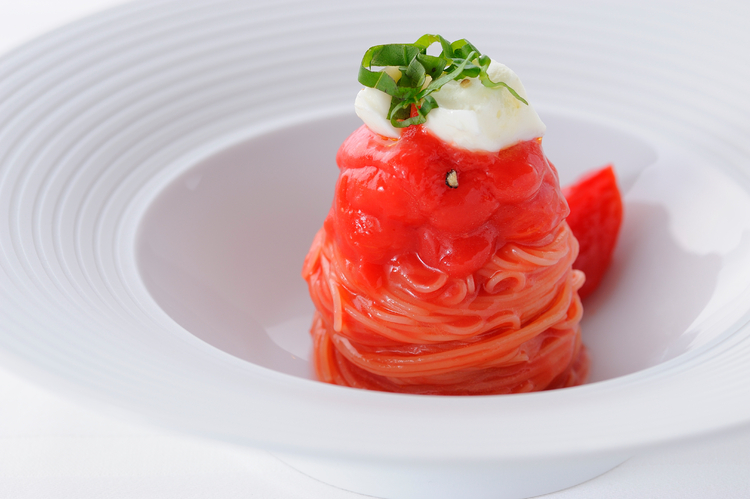 『徳島産 フルーツトマトの冷製カッペリーニ 水牛のモッツァレラチーズを添えて』コースの一品
