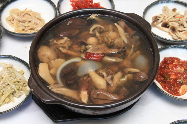 韓国南西部の海南・頭輪山でとれる天然キノコの鍋料理