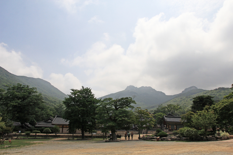 大興寺入口からの光景。奥の山々を横臥仏に見立てる