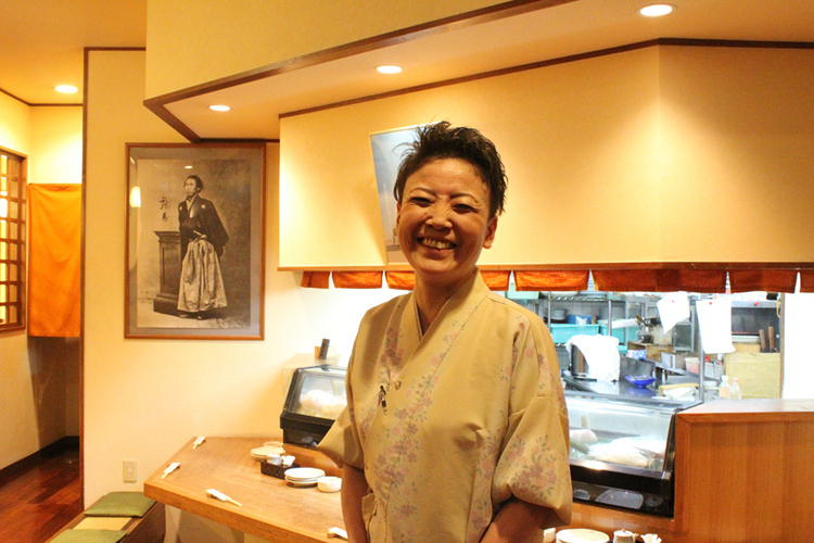 気さくなもてなしで迎えてくれる店長の山崎沙織さんは、高知県出身。また、料理長の阿部さんも高知出身だ。