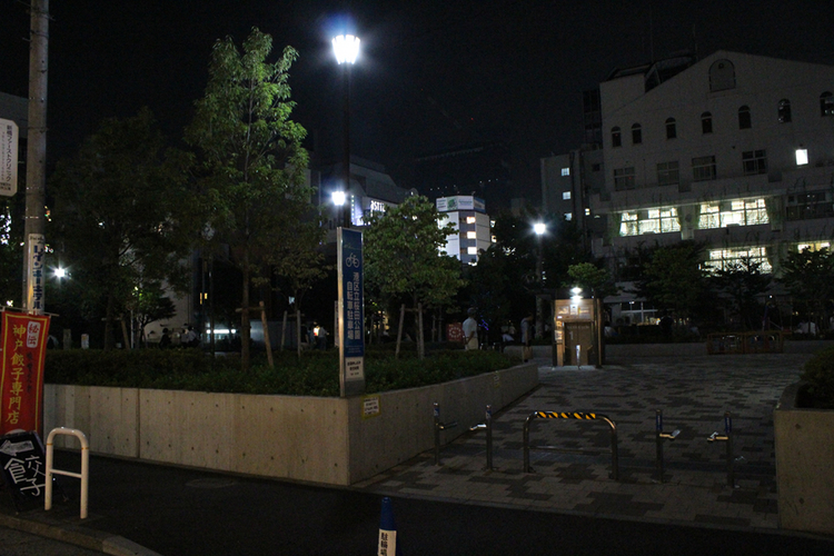 帰り道で通る桜田公園では、アマチュアラッパーが青空ラップバトルを繰り広げる。もはや新橋の定番の光景だ。（ググってみると、どうやら水曜の夜のみ開催されているようです）