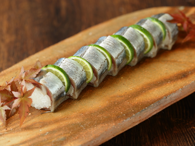 脂ののった北海道産の新さんまを使用した『締め秋刀魚の棒寿司』