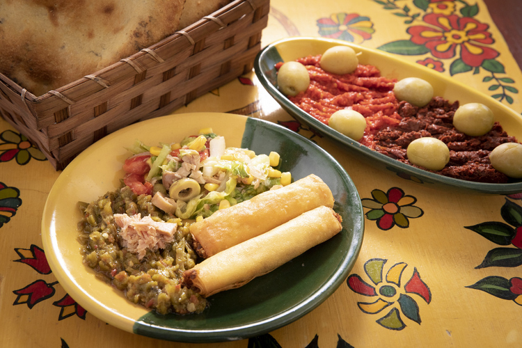 オーソドックスなチュニジア料理。奥にあるものは「ハリッサ」という辛味調味料２種。料理にもハリッサにも、オリーブオイルをかけて食べる