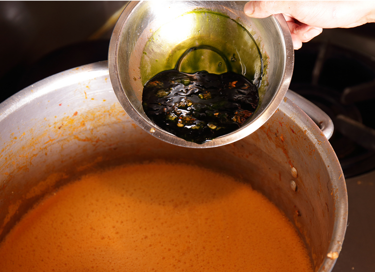濃厚な味わいと旨みをもつ、希少なオマール海老のミソは、大事な味の要素。