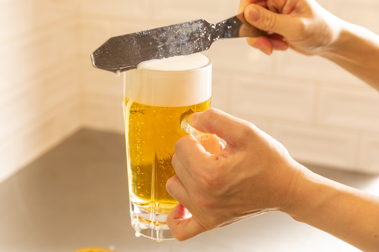 「泡切り」は大切な工程のひとつ。粗い目の泡を捨て、きめの細かい泡を残し、生ビールの旨みを封じ込める