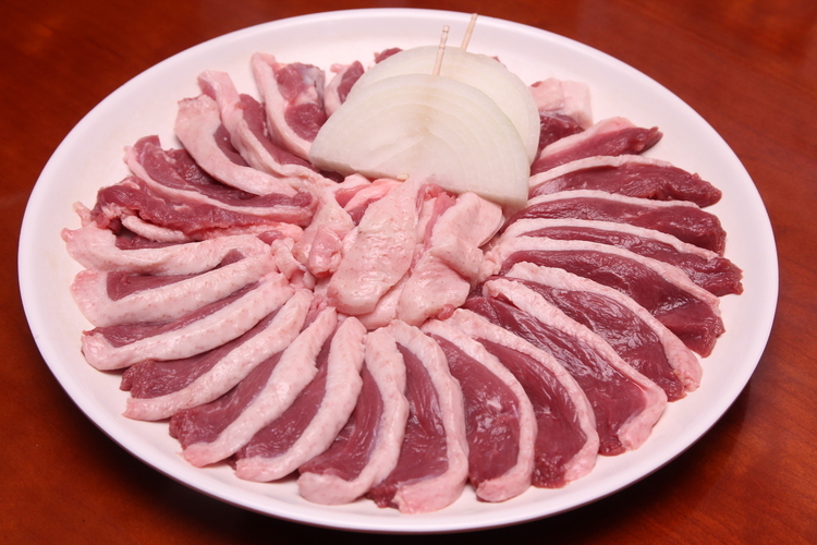 韓国では合鴨をよく食べる。焼肉のほか鍋料理も一般的