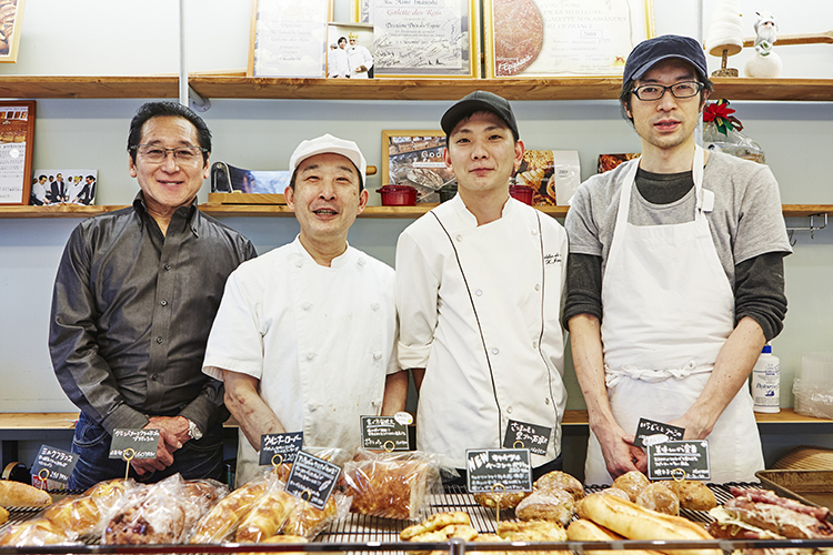 左からオーナーの今本美智雄さん、パン職人の田井清幸さん、パティシエの今西克彦さん、パン職人の渡辺俊和さん