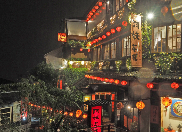 台北の中心地からバスやタクシーなどで約１時間30分。九份は、提灯に灯りがともる夕方から夜に訪れるのがオススメです