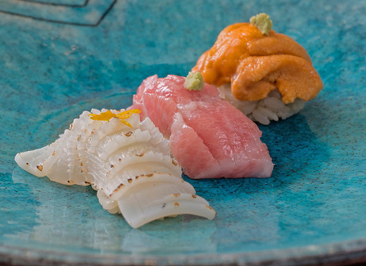 熟練の腕で握る、旬の魚を使った寿司