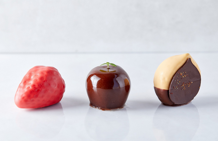 人気の『フリュレ』は、フルーツ型のチョコの中に季節の果実が入ったデセール。左から「フレーズ」900円（税別）、「ショコラ」900円（税別）、「マロン」1,100円（税別）