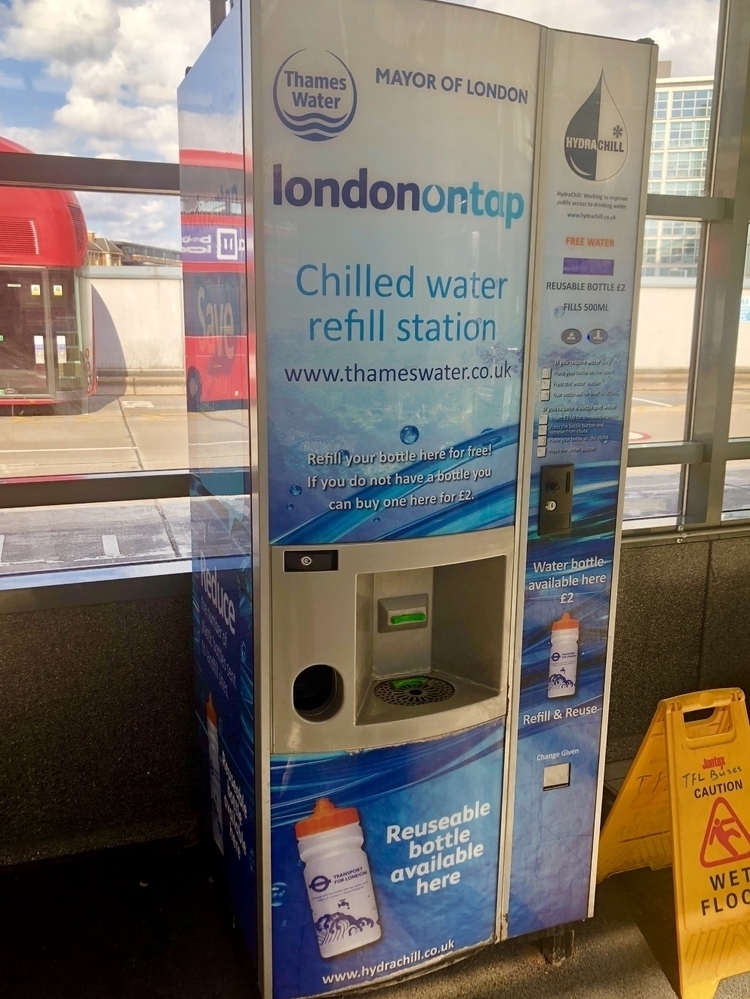 ロンドンのあちこちで水道水の補給場所を発見。自動販売機のような機械にボトルを入れ、ボタンを押すと「500ml」など指定の水量が出る仕組み