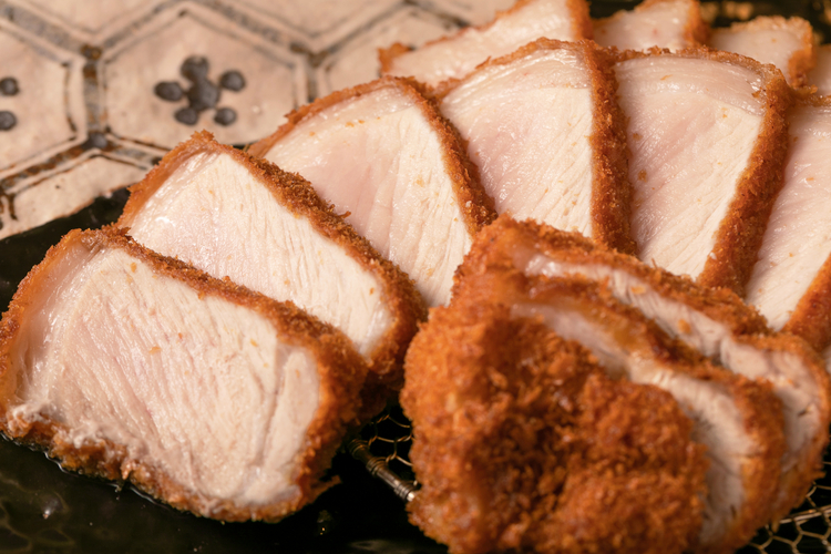 噛み締めるほどに肉の旨みと脂の甘みが広がる。上質な豚肉の持ち味を生かした火入れ