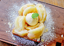 フルーツ“てんこ盛り”のトーストが大人気｜【OSORA CAFE】西中島南方
