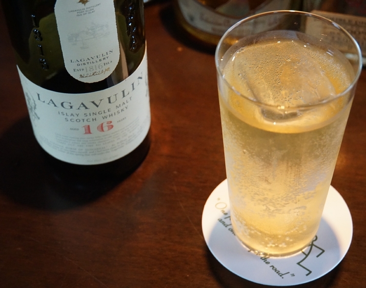 アイラ島のウイスキー『LAGAVULIN』16年物1500円。バーではウイスキー、ジンの種類を豊富にそろえる