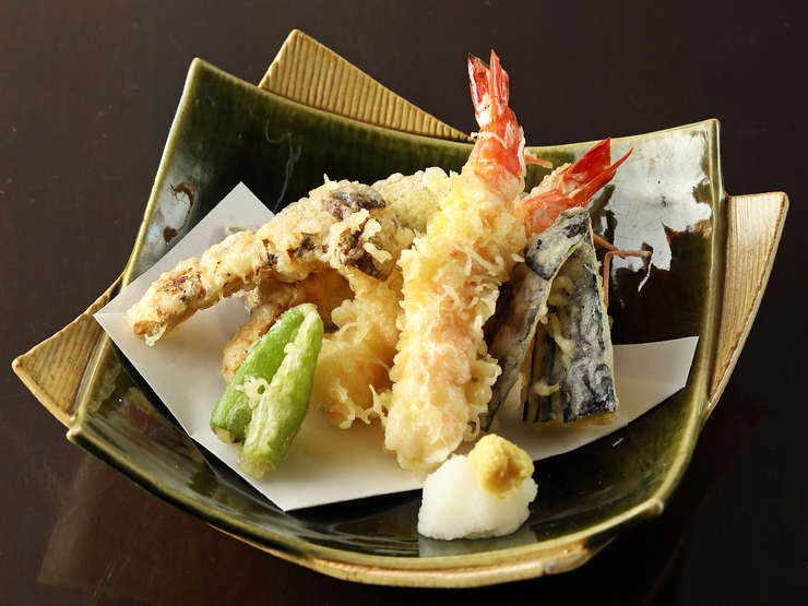 サクサクな軽い食感に仕上げられた『天ぷら盛り合わせ』