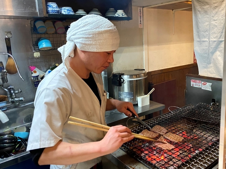 牛たんを知り尽くし、絶妙の焼き加減と最適なタイミングで調理する店長の中川仁志さん<br />
