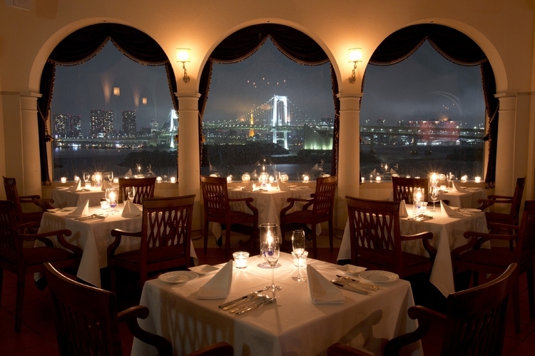レストランから見えるお台場の夜景と、ゆらゆらと灯りを灯すキャンドルがロマンチック