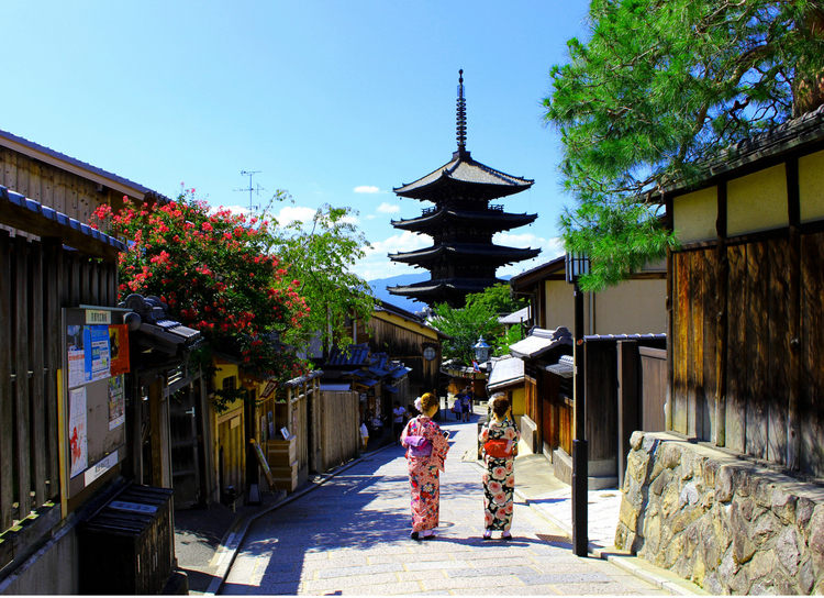 京都で最も人気の観光スポット清水寺。清水寺参道から二年坂、ねねの道にはお土産屋が数多く並びます