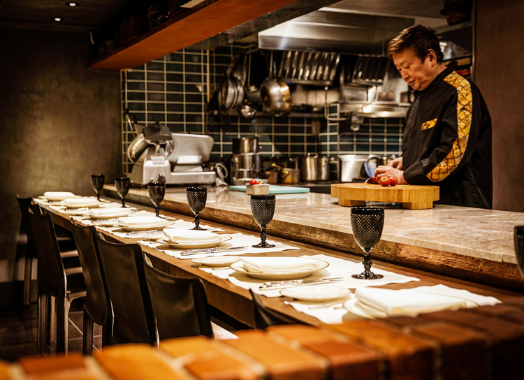 日本のイタリア料理界を牽引する山田シェフの【イン・フィニート】もカウンターメイン