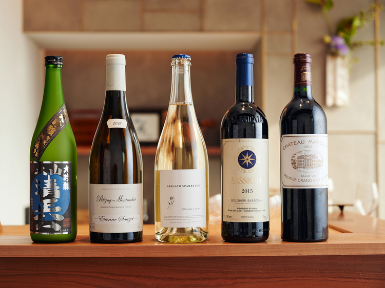 店でストックするワインと日本酒の一例。山形産などの日本ワイン、五大シャトーのワイン、サンマリノやグルジアのワインなど、世界各国のお酒をラインナップしている。ワイン＆日本酒のペアリングコースは1万円～。