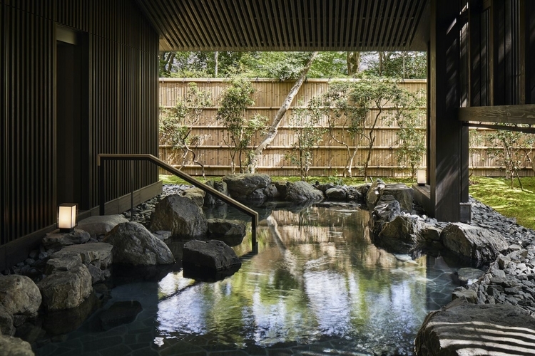 「アマン京都」の天然温泉の露天風呂