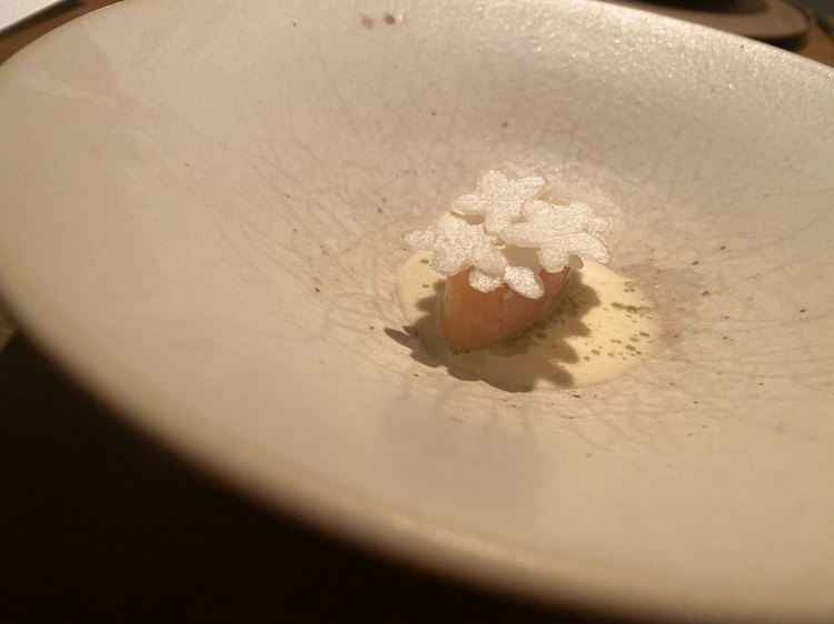 この日の料理『白アスパラガス 桜 桜鱒』白アスパラの甘みとしっとりとした鱒が溶け合う