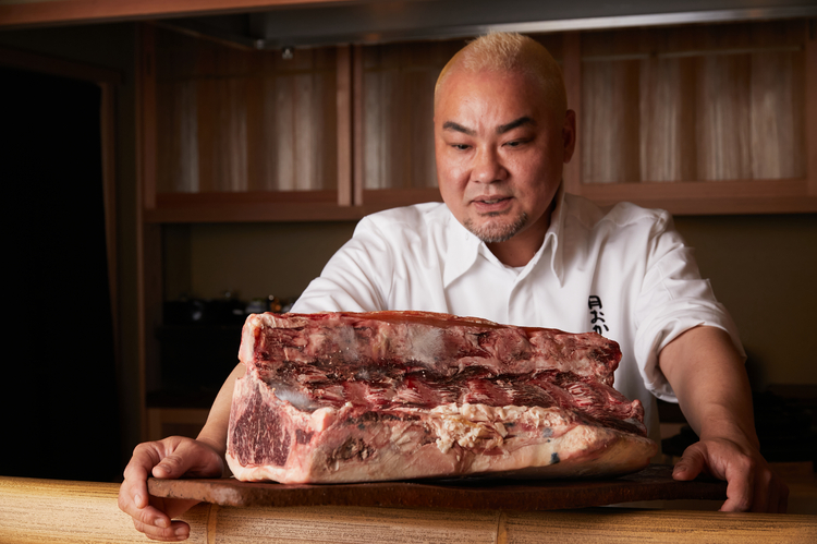 ドライエイジングビーフを極める滋賀県・草津の精肉店【サカエヤ】から仕入れる十勝若牛。この牛肉をレストランなどに卸しているのはこの店のみだとか。骨付きの巨大なまま仕入れるので、厨房にも大きな熟成庫があります