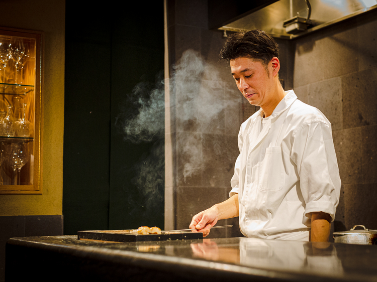 料理長の河村鉄兵さん、４１歳。京都の【安久】で５年働いたのち、【銀座 安久】の料理長に就任