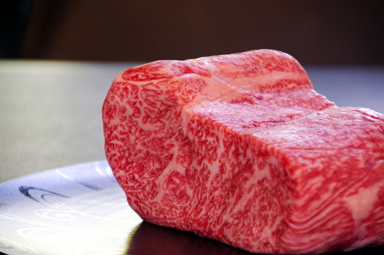 鮮やかな赤身にきめ細かなサシが入った「甲州牛」。肉質は柔らかく、焼き上げると豊かな旨みと脂の甘さが際立つ