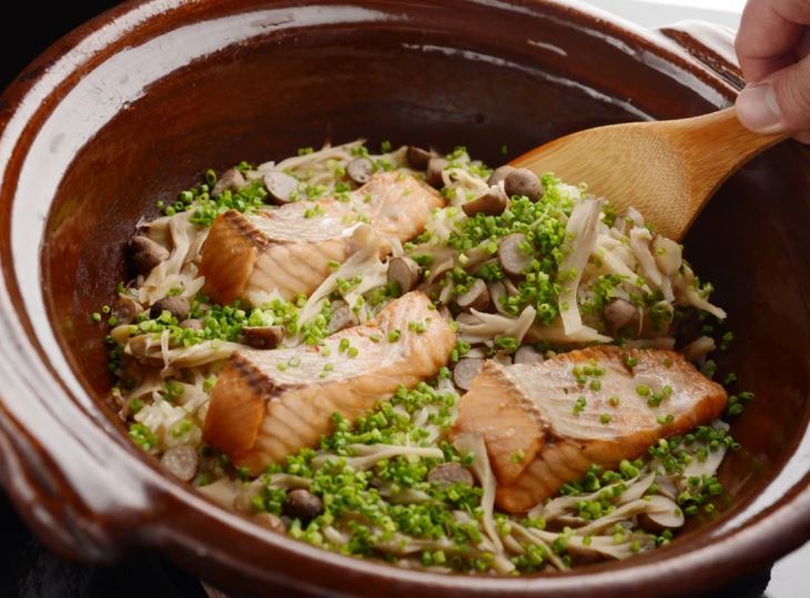コースの〆はご飯、秋の炊き込みご飯の1つ『鮭ごはん』