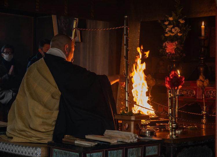 仏様に対し、壇の爐中に供物を投じて燃え盛る浄火によって煩悩を焼き払い、供物の香りを諸尊に供えることで福をもたらします