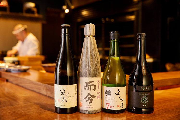 お酒はワインはもとより、「而今」など希少な日本酒も揃っている