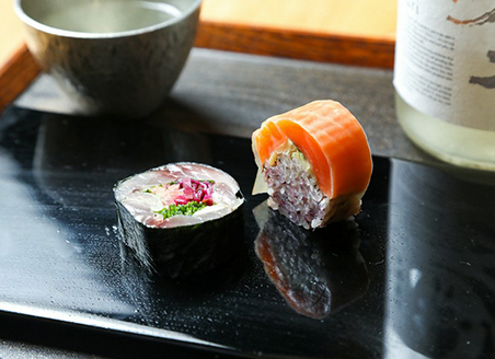 鮨処　海月の〆鯖海苔巻き（左）・ふくいサーモン棒寿司（右）