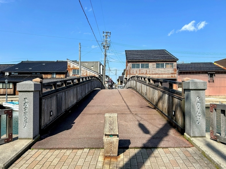 新湊内川の中で最もレトロな雰囲気漂う「中新橋」。江戸時代に北前船の寄港地として栄えた内川の歴史を伝えるため、北前船をイメージしてつくられたそう