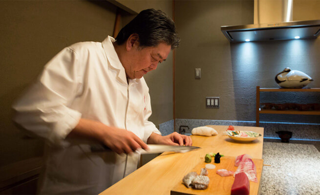 その確かな技術と食材使いで、斬新な日本料理を数多く生み出してきた小山氏。包丁使いに限らず、小山氏の一挙手一投足には一流の料理人の技と矜恃が込められている
