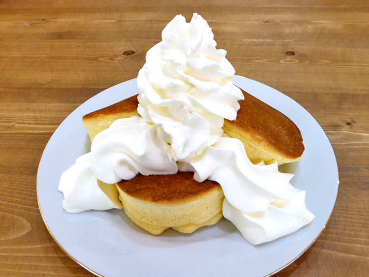 生クリームが贅沢な『リッチミルク エスプーマ スフレパンケーキ』（1,500円・税込）