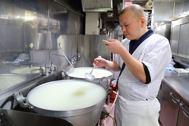 本日のスープをチェックする四代目・原田隆史氏。毎日繰り返されるこの作業こそが鍋の味を最も左右する