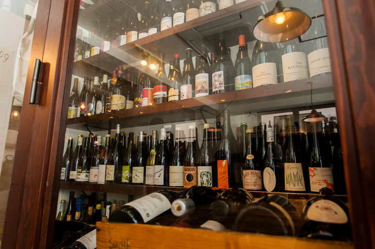店内に大型のワインセラーがあり、約500種類、1,000本以上の自然派ワインを揃える。なかには入手困難なお宝も