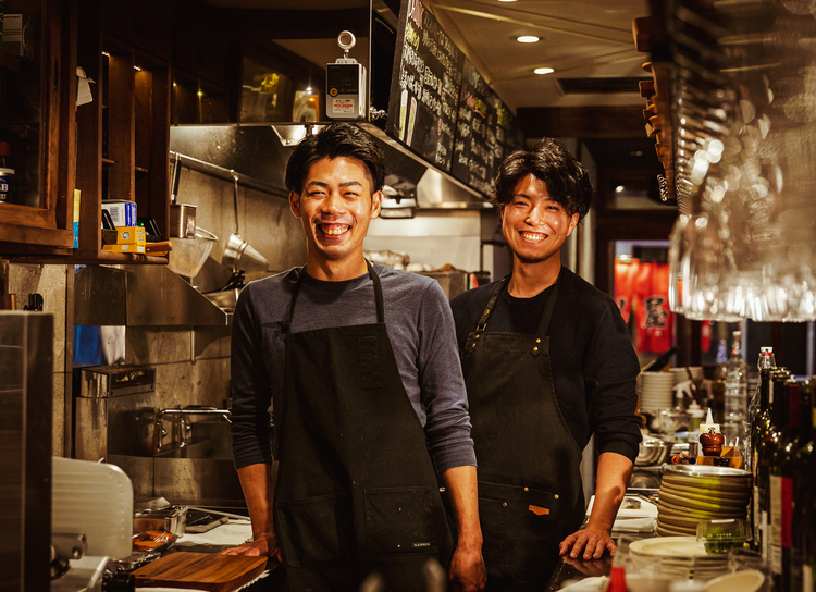 左から、料理長の北山海さんと副料理長の高橋良磨さん
