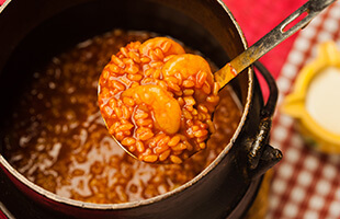 ムルシア料理『小海老のカルデロ』の決め手はニョラスの入ったスープの旨み。アリオリソースと一緒に味わう