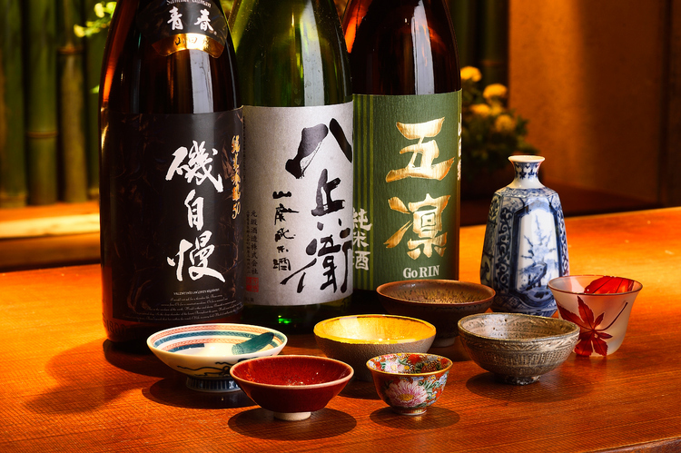 辛口、旨口など、日本酒は幅広く用意。お猪口を選ぶのも楽しみのひとつ