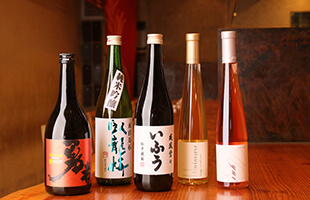 中央は『いふうオリジナルボトル』。日本酒や焼酎、ワインなど、料理に合わせて愉しめる豊富な取り揃え