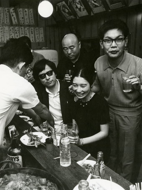 立っているのは、佐木隆三(右)と田中小実昌(左)。カウンターは、右から安達曈子、野坂昭如、熊谷幸吉。オールスターだ