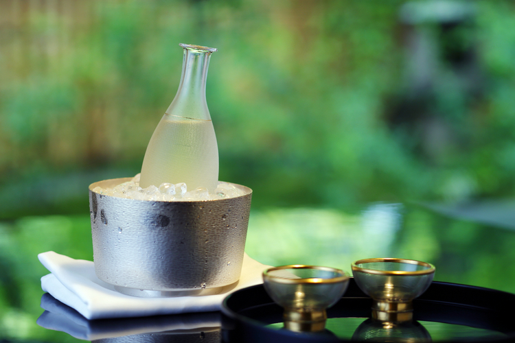 オリジナルの純米大吟醸『𠮷兆貞翁』を冷酒で。銀製のクーラーに、“春海バカラ”の徳利と盃で提供される