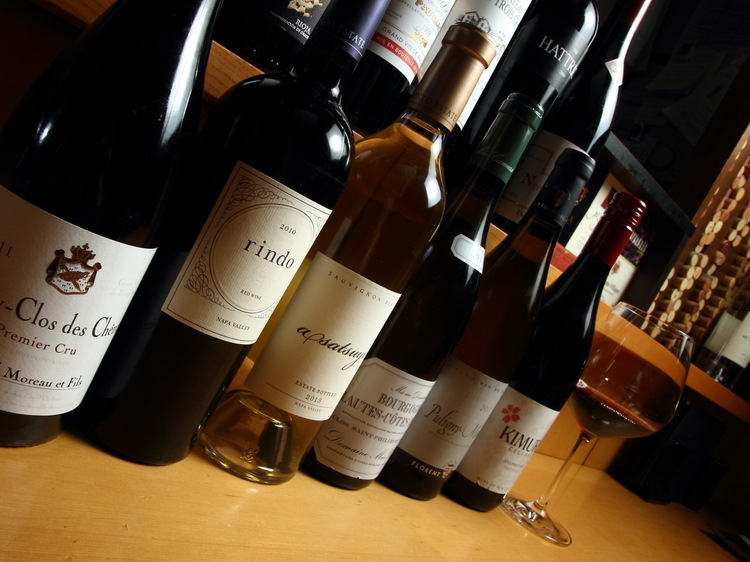 ソムリエの資格を持つ店長が厳選したワインの数々。各国の味の特徴を踏まえ、常時100種ほど用意しています