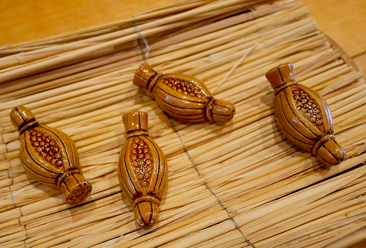 「わら納豆」の箸置きは、小さいながらも存在感満点